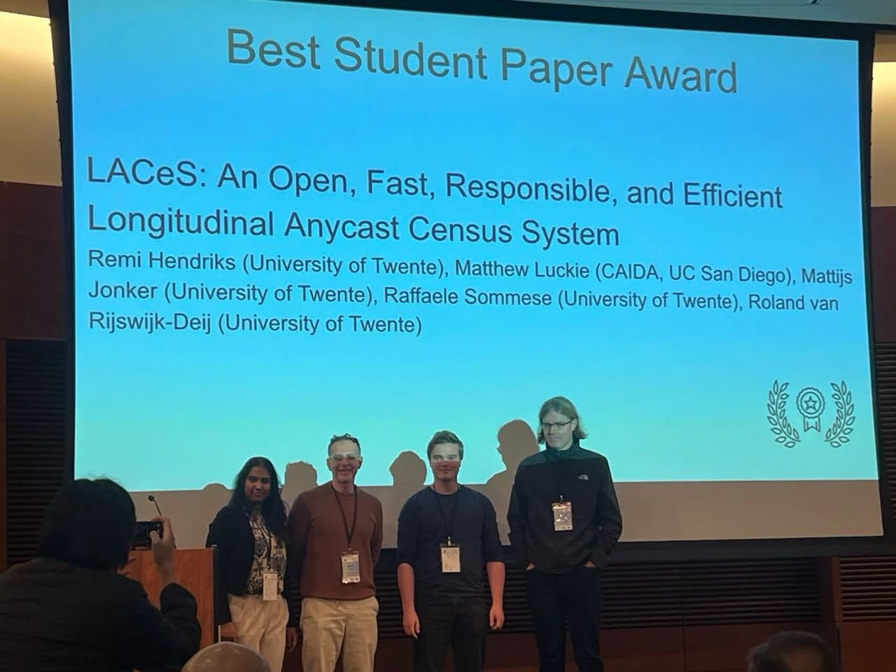 Remi Hendriks receiving the best student paper award